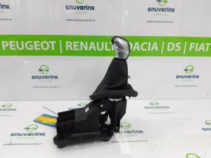 Gebruikte Versnellingspook Peugeot 208 I (CA/CC/CK/CL) 1.2 Vti 12V PureTech 82 Prijs € 26,00 Margeregeling aangeboden door Snuverink Autodemontage