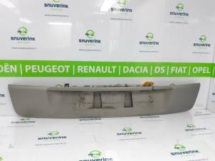Gebruikte Sierlijst achterklep Renault Scénic II (JM) 1.5 dCi 105 Prijs € 40,00 Margeregeling aangeboden door Snuverink Autodemontage