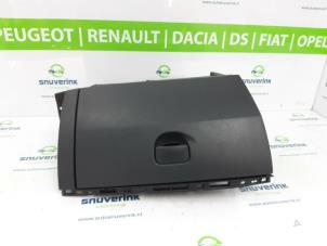 Gebruikte Dashboardkastje Renault Clio III (BR/CR) 1.4 16V Prijs € 40,00 Margeregeling aangeboden door Snuverink Autodemontage