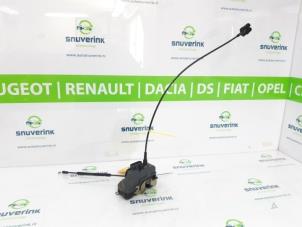 Gebruikte Portierslot Mechaniek 4Deurs links-achter Renault Scénic II (JM) 1.6 16V Prijs € 29,00 Margeregeling aangeboden door Snuverink Autodemontage