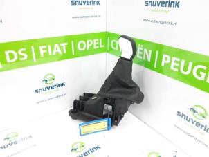 Gebruikte Versnellingspook Peugeot 208 I (CA/CC/CK/CL) 1.0 Vti 12V PureTech Prijs € 26,00 Margeregeling aangeboden door Snuverink Autodemontage