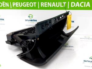 Gebruikte Handschoenenkastje Renault Megane III Grandtour (KZ) 1.5 dCi 110 Prijs € 35,00 Margeregeling aangeboden door Snuverink Autodemontage