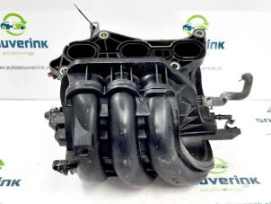 Gebruikte Inlaatspruitstuk Peugeot 108 1.0 12V Prijs € 31,49 Margeregeling aangeboden door Snuverink Autodemontage