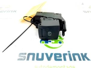 Gebruikte Handrem schakelaar Renault Scénic III (JZ) 1.6 16V Prijs € 30,00 Margeregeling aangeboden door Snuverink Autodemontage