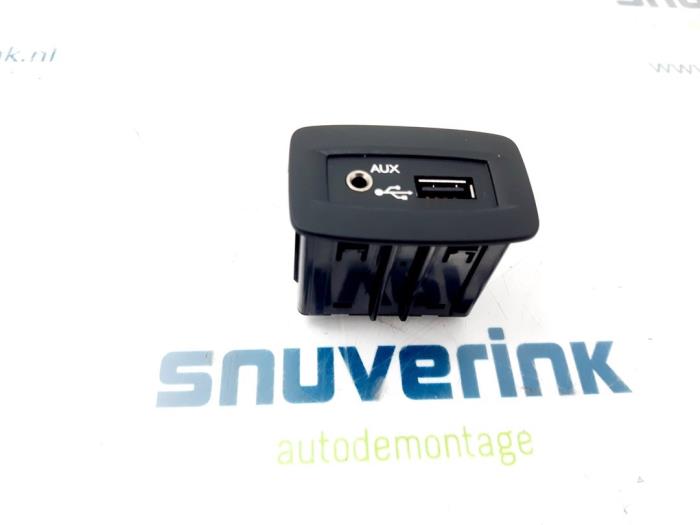 AUX/USB aansluiting van een Renault Scénic III (JZ) 1.6 16V 2010