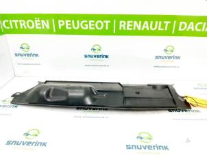 Gebruikte Luchtgeleider Renault Megane III Grandtour (KZ) 1.5 dCi 110 Prijs € 30,00 Margeregeling aangeboden door Snuverink Autodemontage