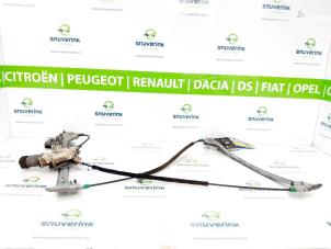 Gebruikte Ruitmechaniek 2Deurs links-voor Peugeot 206 CC (2D) 1.6 16V Prijs € 60,00 Margeregeling aangeboden door Snuverink Autodemontage