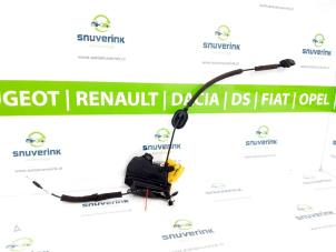 Gebruikte Portierslot Mechaniek 4Deurs rechts-voor Renault Captur (2R) 1.2 TCE 16V EDC Prijs € 30,00 Margeregeling aangeboden door Snuverink Autodemontage
