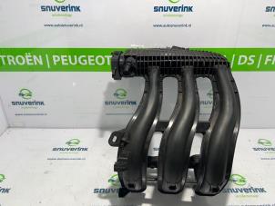 Gebruikte Inlaatspruitstuk Peugeot 208 I (CA/CC/CK/CL) 1.0 Vti 12V PureTech Prijs € 57,60 Margeregeling aangeboden door Snuverink Autodemontage