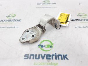 Gebruikte Scharnier deur rechts-voor Iveco New Daily V 35C15V, 40C15V Prijs € 42,33 Inclusief btw aangeboden door Snuverink Autodemontage