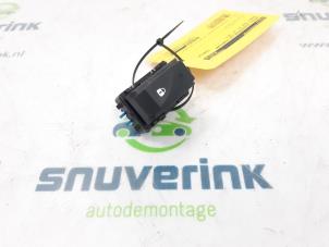 Gebruikte Schakelaar Centr. Deurvergrendeling Renault Wind (EN/E4) 1.2 16V GT TCE eco2 Prijs € 15,00 Margeregeling aangeboden door Snuverink Autodemontage