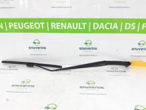 Gebruikte Ruitenwisserarm voor Renault Kadjar (RFEH) 1.3 TCE 140 FAP 16V Prijs € 30,00 Margeregeling aangeboden door Snuverink Autodemontage