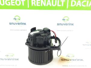 Gebruikte Chaufage Ventilatiemotor Renault Kadjar (RFEH) 1.3 TCE 140 FAP 16V Prijs € 100,00 Margeregeling aangeboden door Snuverink Autodemontage