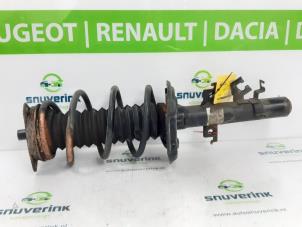 Gebruikte Veerpoot rechts-voor Renault Kadjar (RFEH) 1.3 TCE 140 FAP 16V Prijs € 85,00 Margeregeling aangeboden door Snuverink Autodemontage