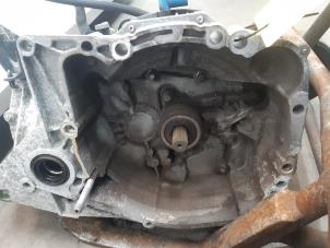 Gebruikte Versnellingsbak Renault Clio III (BR/CR) 1.2 16V 75 Prijs € 89,98 Margeregeling aangeboden door Snuverink Autodemontage