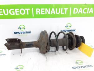 Gebruikte Schokdemperpoot rechts-voor Renault Twingo II (CN) 1.2 Prijs € 40,00 Margeregeling aangeboden door Snuverink Autodemontage