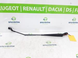 Gebruikte Ruitenwisserarm voor Renault Wind (EN/E4) 1.2 16V GT TCE eco2 Prijs op aanvraag aangeboden door Snuverink Autodemontage
