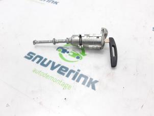 Gebruikte Deurslot Cilinder links Renault Clio IV (5R) 0.9 Energy TCE 90 12V Prijs € 30,00 Margeregeling aangeboden door Snuverink Autodemontage