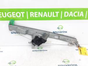 Gebruikte Ruitmechaniek 4Deurs rechts-voor Renault Scénic II (JM) 2.0 16V Prijs € 25,00 Margeregeling aangeboden door Snuverink Autodemontage