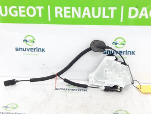 Gebruikte Portierslot Mechaniek 4Deurs rechts-voor Renault Arkana (RJLL) 1.6 E-Tech 145 16V Prijs € 121,00 Inclusief btw aangeboden door Snuverink Autodemontage