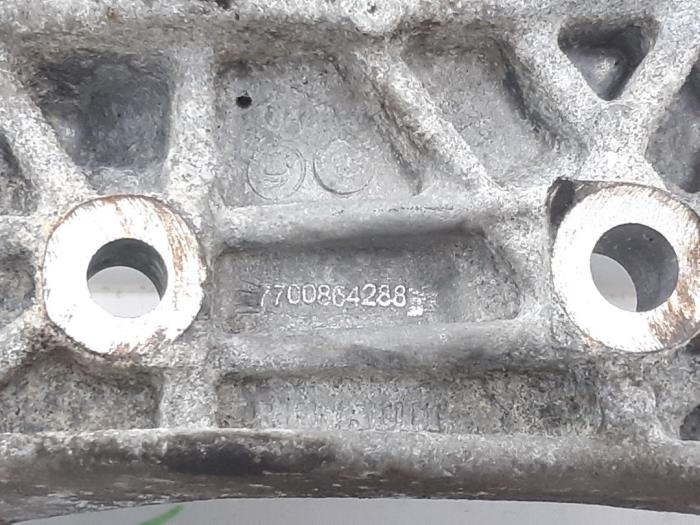 Gebruikte Dynamosteun boven Renault Twingo II (CN) 1.2 16V Prijs € 10,33 Margeregeling aangeboden door Snuverink Autodemontage