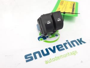 Gebruikte Elektrisch Raam Schakelaar Opel Vivaro 2.5 CDTI 16V Prijs op aanvraag aangeboden door Snuverink Autodemontage