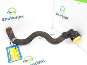 Gebruikte Koelwaterslang Peugeot 308 (L3/L8/LB/LH/LP) 1.2 12V VTi PureTech 82 Prijs € 44,99 Margeregeling aangeboden door Snuverink Autodemontage