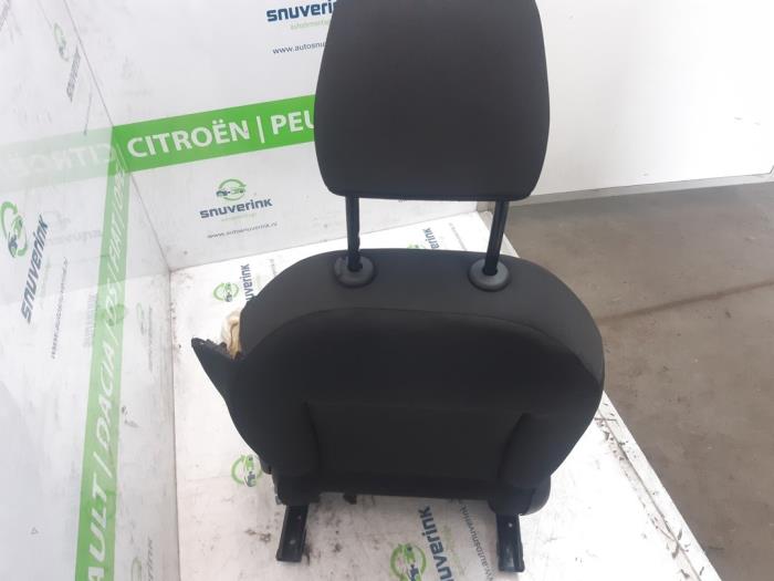Stoel links van een Peugeot 208 I (CA/CC/CK/CL) 1.2 Vti 12V PureTech 82 2012