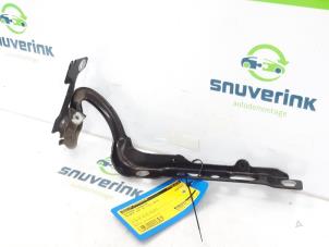 Gebruikte Motorkap Scharnier Peugeot 208 I (CA/CC/CK/CL) 1.2 Vti 12V PureTech 82 Prijs € 26,00 Margeregeling aangeboden door Snuverink Autodemontage