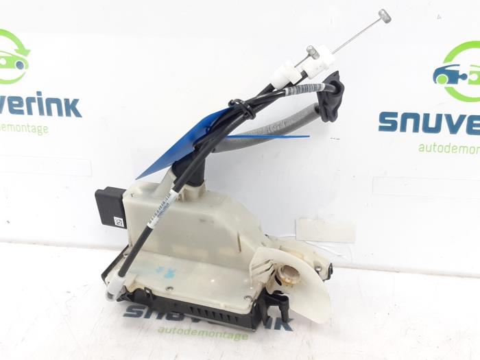 Deurslot Mechaniek 4Deurs links-voor van een Peugeot 208 I (CA/CC/CK/CL) 1.2 Vti 12V PureTech 82 2012