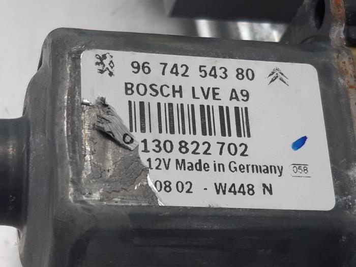 Ruitmechaniek 4Deurs rechts-voor van een Peugeot 208 I (CA/CC/CK/CL) 1.2 Vti 12V PureTech 82 2012