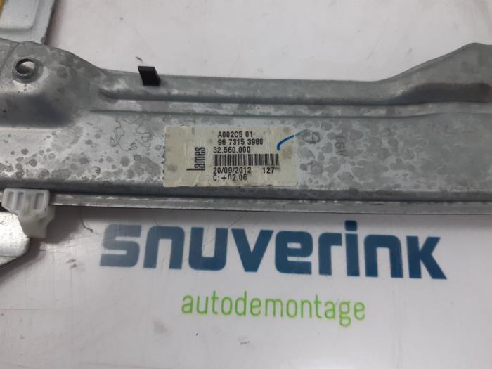 Ruitmechaniek 4Deurs links-achter van een Peugeot 208 I (CA/CC/CK/CL) 1.2 Vti 12V PureTech 82 2012