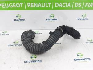 Gebruikte Aanzuigslang Lucht Renault Trafic New (FL) 2.0 dCi 16V 90 Prijs € 12,50 Inclusief btw aangeboden door Snuverink Autodemontage