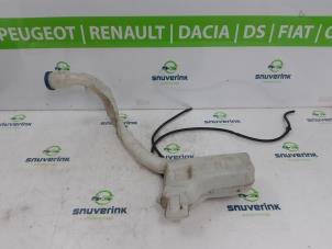 Gebruikte Ruitensproeiertank voor Citroen C4 Cactus (0B/0P) 1.2 PureTech 82 12V Prijs € 24,99 Margeregeling aangeboden door Snuverink Autodemontage