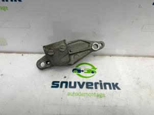 Gebruikte Dynamosteun boven Citroen C4 Cactus (0B/0P) 1.2 PureTech 82 12V Prijs € 10,33 Margeregeling aangeboden door Snuverink Autodemontage