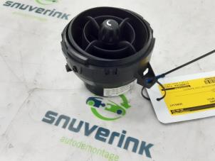 Gebruikte Luchtrooster Dashboard Mini Mini (R56) 1.6 16V One Prijs € 14,99 Margeregeling aangeboden door Snuverink Autodemontage