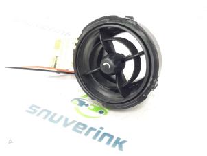 Gebruikte Luchtrooster Dashboard Mini Mini (R56) 1.6 16V One Prijs € 25,00 Margeregeling aangeboden door Snuverink Autodemontage