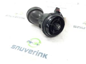 Gebruikte Luchtrooster Dashboard Mini Mini (R56) 1.6 16V One Prijs € 25,00 Margeregeling aangeboden door Snuverink Autodemontage