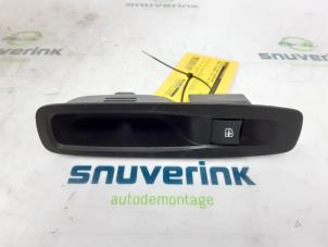 Gebruikte Elektrisch Raam Schakelaar Renault Megane IV Estate (RFBK) 1.2 Energy TCE 100 Prijs € 20,00 Margeregeling aangeboden door Snuverink Autodemontage