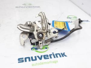 Gebruikte Motorkap Slotmechaniek Peugeot 108 1.0 12V VVT-i Prijs op aanvraag aangeboden door Snuverink Autodemontage