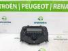 Radio van een Peugeot 108, 2014 1.0 12V VVT-i, Hatchback, Benzine, 998cc, 53kW (72pk), FWD, 1KRFE; CFB, 2018-05, PSCFB4; PSCFB5; PSCFB7; PSCFBD; PSCFBE 2018