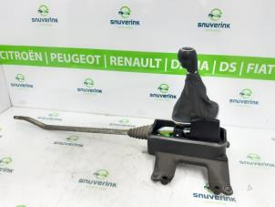 Gebruikte Versnellingspook Opel Corsa D 1.3 CDTi 16V ecoFLEX Prijs € 60,00 Margeregeling aangeboden door Snuverink Autodemontage