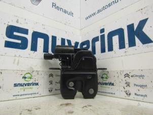 Gebruikte Slotmechaniek Achterklep Renault Twingo II (CN) 1.5 dCi 90 FAP Prijs € 29,99 Margeregeling aangeboden door Snuverink Autodemontage