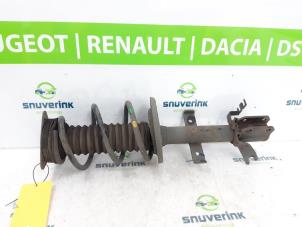 Gebruikte Schokdemperpoot links-voor Renault Captur (2R) 0.9 Energy TCE 12V Prijs € 40,00 Margeregeling aangeboden door Snuverink Autodemontage