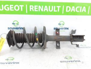 Gebruikte Schokdemperpoot rechts-voor Renault Captur (2R) 0.9 Energy TCE 12V Prijs € 40,00 Margeregeling aangeboden door Snuverink Autodemontage