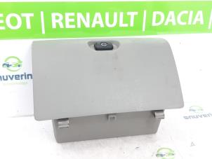 Gebruikte Dashboardkastje Renault Master III (FD/HD) 3.0 dCi 16V 140 Prijs € 36,30 Inclusief btw aangeboden door Snuverink Autodemontage