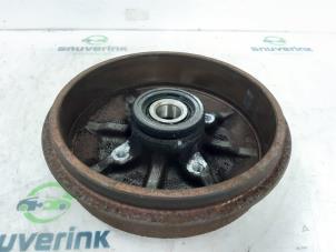 Gebruikte Remtrommel achter Peugeot 208 I (CA/CC/CK/CL) 1.0 Vti 12V PureTech Prijs € 38,00 Margeregeling aangeboden door Snuverink Autodemontage