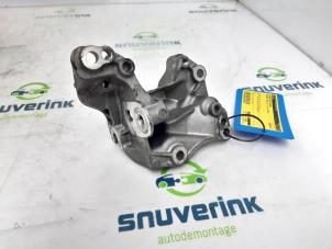 Gebruikte Dynamosteun boven Peugeot 208 I (CA/CC/CK/CL) 1.2 Vti 12V PureTech 82 Prijs € 10,33 Margeregeling aangeboden door Snuverink Autodemontage