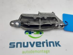 Gebruikte Dynamosteun boven Peugeot 208 I (CA/CC/CK/CL) 1.2 Vti 12V PureTech 82 Prijs € 10,33 Margeregeling aangeboden door Snuverink Autodemontage
