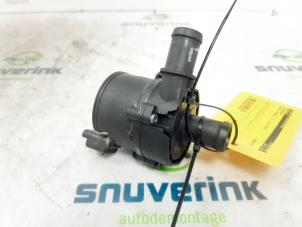 Gebruikte Waterpomp Dacia Logan MCV III/Sandero Wagon (SD07) 0.9 TCe 90 12V Prijs € 42,33 Inclusief btw aangeboden door Snuverink Autodemontage